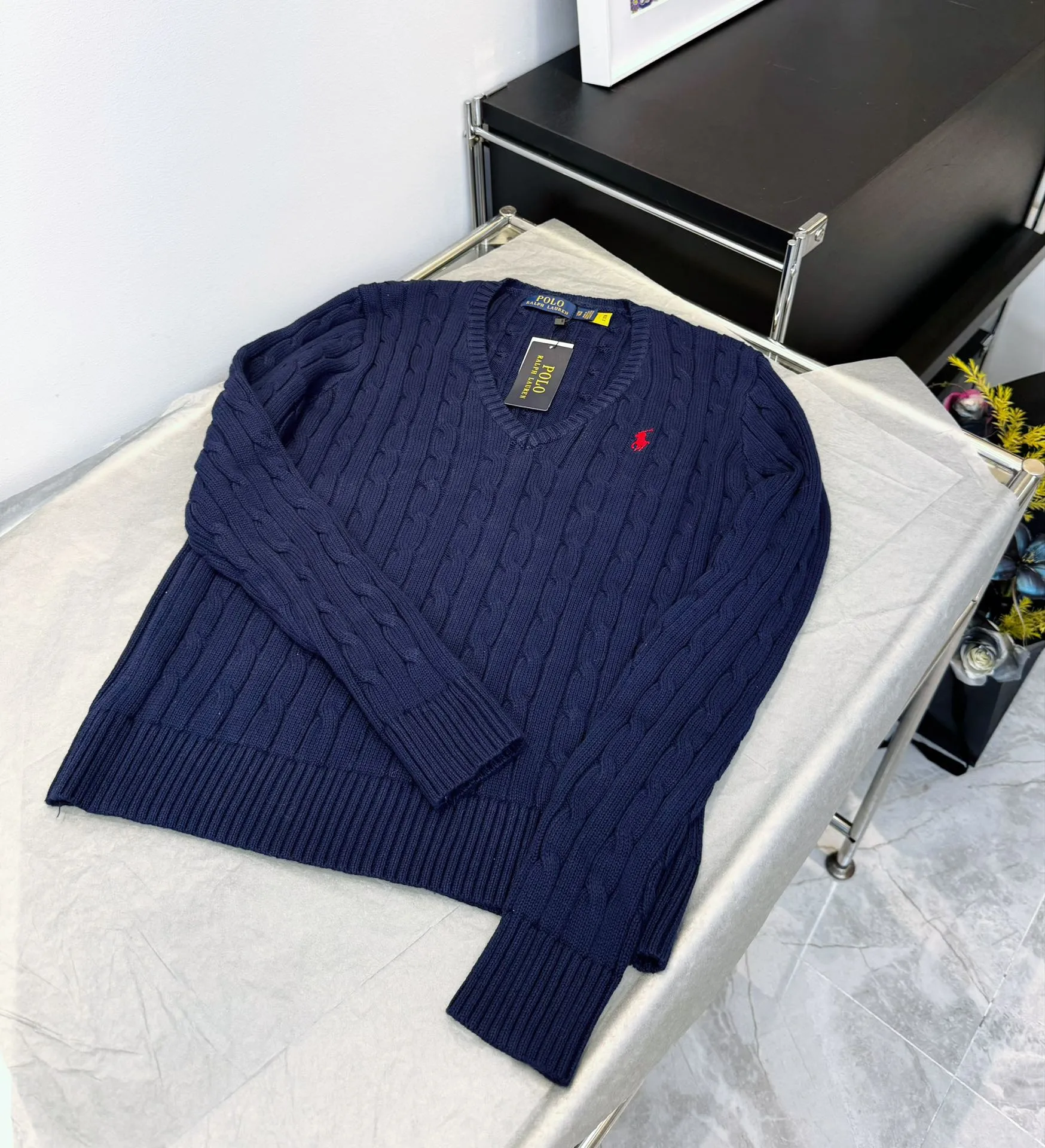 🅿️220 Style No.: L04 (Navy Blue) Ralph Lauren RL classic war horse logo embroidered cable pattern twist button V-neck knitted sweater on the chest, same style for men and women, 9 colors Color: Beige Navy Black Chick Yellow Sky Blue Khaki Red Gray Purple Size: XSSML M Shoulder Width 36 Clothes Length 58 Bust 44 L Shoulder Width 37 Clothes Length 60 Bust 46 Soft and glutinous🧶🫶The style is a very classic cable sweater American retro college style Perfect hand comfort. It is a must-have item for spring, autumn and winter wardrobes. It looks great when worn alone or layered as an inner wear. High-density LOGO embroidery on the chest, and original customization of tag accessories. Made of pure cotton yarn 🧶 blended with wool, pure cotton is skin-friendly and comfortable, small label war horse embroidered twist turtleneck sweater 🐎 high quality. Follow the blogger to learn how to wear it! Let’s get a Ralph Lauren cable sweater. It’s a super hard-to-find series after it became popular. It’s hard to find one on the official website. It’s simple and practical to wear, with a lazy and loose feel. The thickened fabric has a more texture, soft and delicate feel, and a loose fit. Whether worn alone or layered, you can wear different styles of fashion with just one piece. ⚠️Contains wool products🦙 Pay attention to the washing method to avoid shrinkage